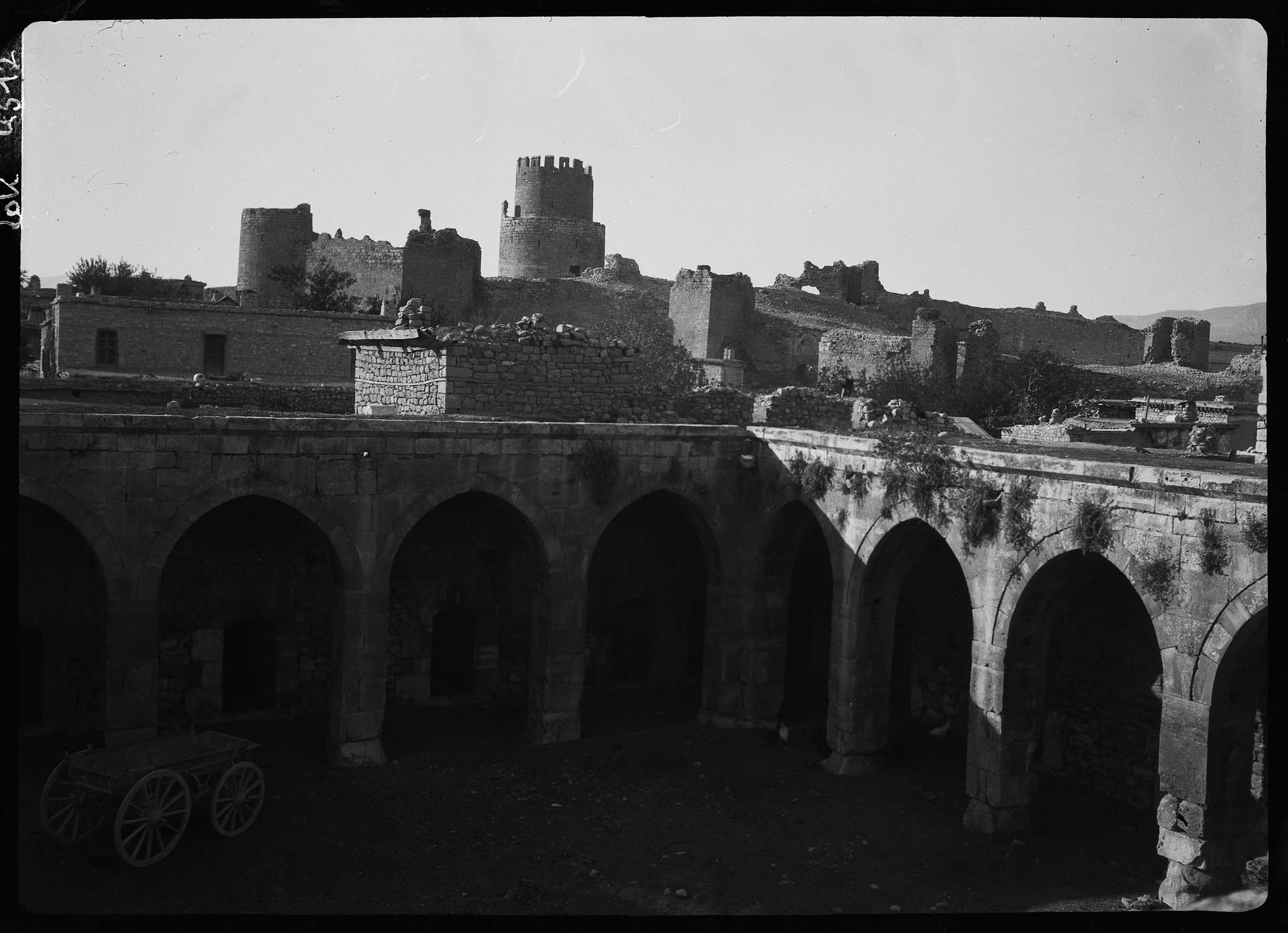 Vue de la cour intérieure d'un bâtiment civil (medrese ?) et du château
